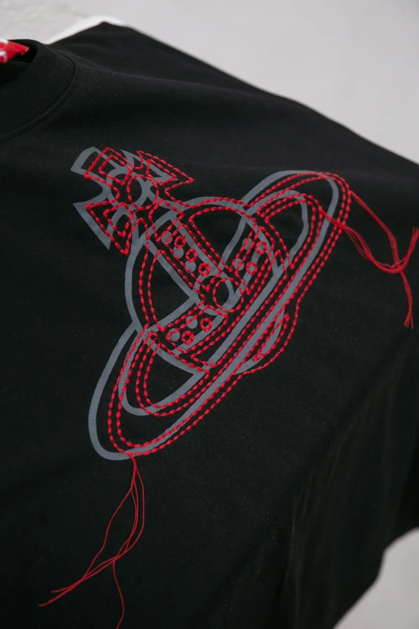 vivienne Westwood Queen Mother's new 2025 spring and summer Japanese limited-edition tassel embroidered short-sleeved T-shirt. The appearance of the appearance reveals the uninhibited image and high street trends. It has a loose and casual style, a short front and long back design, a small slit on the hem on both sides, and the iconic Saturn shape on the chest. The cross crown ball is added with a very futuristic satellite ring, just like Saturn, which collides with the prominent colors of the clothes. The non-overlapping Saturn pattern is outlined with red embroidery, which is visually dazzling. It also has a few tassels to complete the unconventional personality. 240g 32 count high-density double yarn cotton, comfortable and breathable fabric Size: XS-L Color: white, black